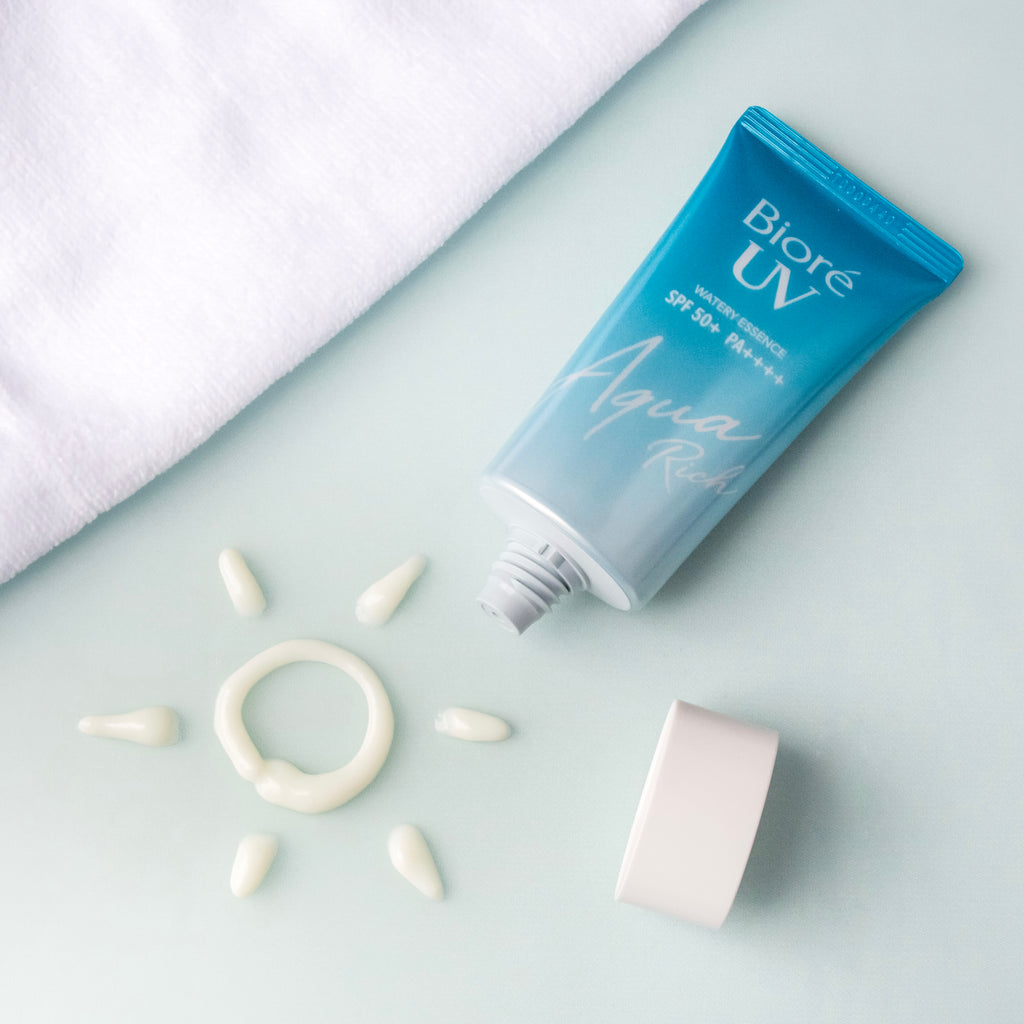 Biore UV Aqua Rich Watery Essence SPF 50+/PA++++ Sunscreen Opened on the lying down ground with inside content product review ビオレ uv アクアリッチ ウォータリーエッセンス