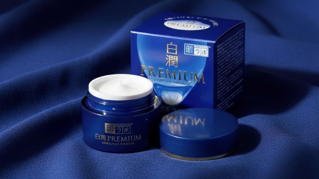 Hada Labo Shirojyun Premium Medicated Whitening Cream jar and box featured in product review.